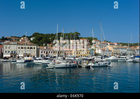 Boote in den Hafen von Mali Losinj, Insel Losinj, Kroatien Stockfoto