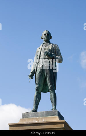 Captain Cook Monument, Whitby, Großbritannien. Bronze-Skulptur von John Tweed, der Stadt im Jahre 1912 von Sir Gervase Becket vorgestellt. Stockfoto