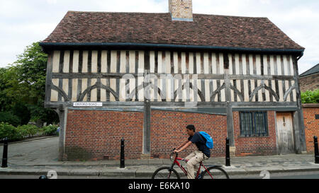 Teenager, vorbei an der alten Haus in Walthamstow Dorf in London UK KATHY DEWITT Radfahren Stockfoto