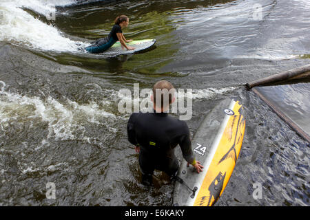 Wakeboarding begeisterte im Wasser Kanal über die Elbe in Brandys nad Labem Tschechien Stockfoto