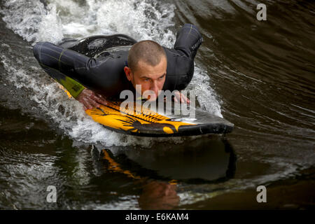 Wakeboarding begeisterte im Wasser Kanal über die Elbe in Brandys nad Labem Tschechien Stockfoto