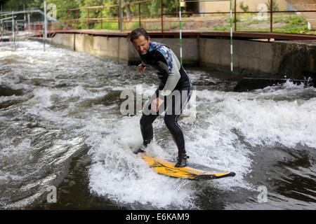 Wakeboarding-Mann-Enthusiasten im Wasserkanal der Elbe in Brandys nad Labem Tschechien Stockfoto