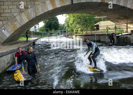Wakeboarding begeisterte im Wasser Kanal über die Elbe in Brandys nad Labem Tschechien Stockfoto
