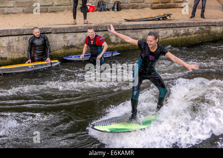 Wakeboarding begeisterte im Wasser Kanal über die Elbe in Brandys nad Labem Tschechien Stockfoto