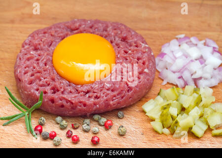 Rohen Rindertartar mit Eigelb Zwiebeln und Gurken Stockfoto