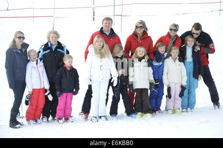 Die niederländische Königsfamilie auf ihren jährlichen Wintersport-Urlaub in Lech.  Mitwirkende: Niederländischen Prinzen Constantijn, Prinzessin Beatrix, Prinzessin Laurentien, König Willem-Alexander, Königin Maxima, Graf Claus-Casimir, Prinzessin Mabel, Gräfin Zaria, Prinzessin Ariane, Prinzessin Al Stockfoto