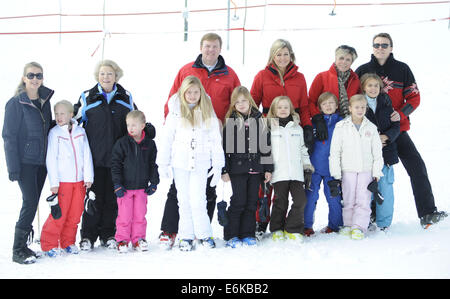 Die niederländische Königsfamilie auf ihren jährlichen Wintersport-Urlaub in Lech.  Mitwirkende: Niederländischen Prinzen Constantijn, Prinzessin Beatrix, Prinzessin Laurentien, König Willem-Alexander, Königin Maxima, Graf Claus-Casimir, Prinzessin Mabel, Gräfin Zaria, Prinzessin Ariane, Prinzessin Al Stockfoto