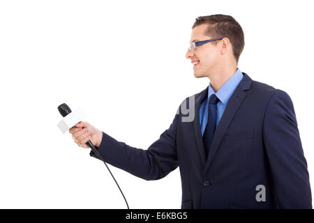 Seitenansicht des Journalisten Interviews mit Mikrofon auf weißem Hintergrund Stockfoto