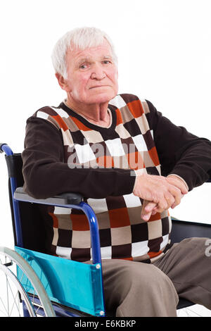 Porträt von Behinderten senior Mann sitzt im Rollstuhl auf weißem Hintergrund hautnah Stockfoto