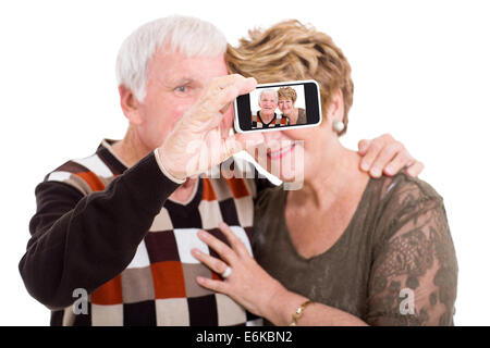 gerne älteres Paar, Selbstportrait mit Smartphone isoliert auf weiss Stockfoto