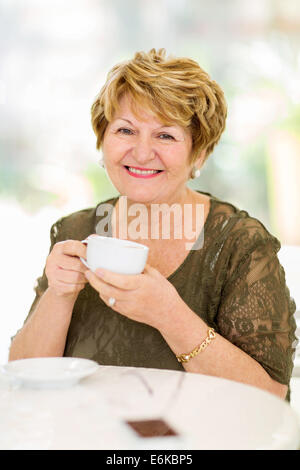 glücklich Reife Frau Kaffee zu Hause trinken Stockfoto