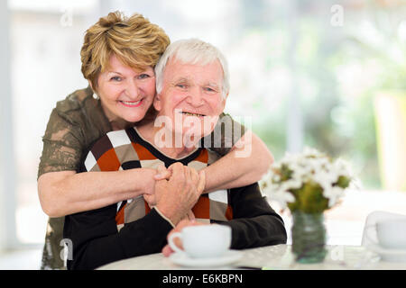 sehr schön im Ruhestand älteres Ehepaar zu Hause umarmt Stockfoto