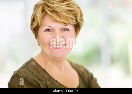 fröhliche senior Frau Closeup Portrait zu Hause Stockfoto