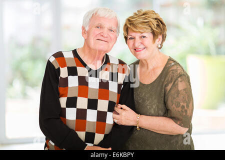 Porträt von netten Ehepaar im Ruhestand Senioren zu Hause Stockfoto