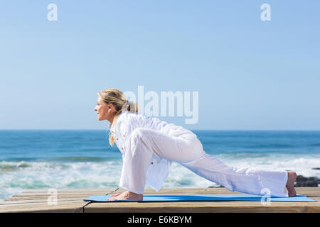 Seitenansicht des senior Frau Training am Strand Stockfoto