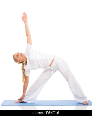 Fit mittlere gealterte Frau Yoga-Pose isoliert auf weißem Hintergrund Stockfoto