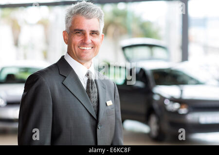 Senior Fahrzeug Verkäufer arbeiten bei einem Autohändler Stockfoto
