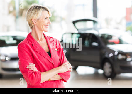 lächelnd, senior weiblichen Auto Händler wichtigsten wegschauen Stockfoto