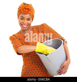 schöne Afrikanerin mit Reinigung von Werkzeugen, die isoliert auf weiss Stockfoto