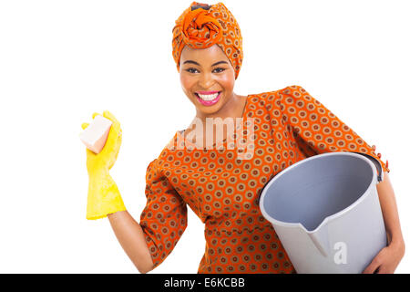 Porträt des jungen Afrikanerin Reinigung auf weißem Hintergrund Stockfoto