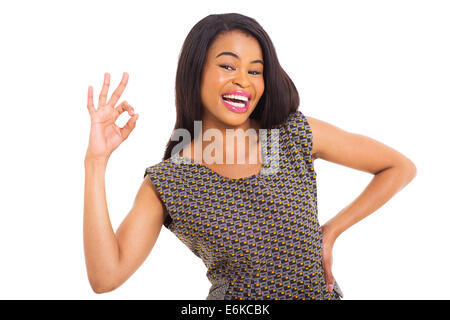 fröhliche junge afrikanische Frau, die er okay Zeichen Stockfoto