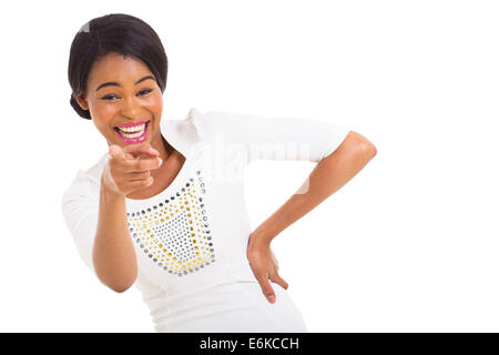 niedliche afroamerikanische Frau zeigen und Lachen isoliert auf weiss Stockfoto