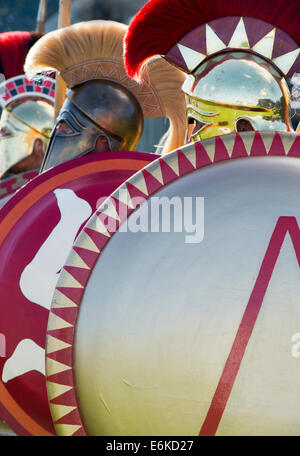 Hoplit. Reenactment. Antike griechische Soldaten an militärischen Odyssey zeigen, Detling, Kent, England Stockfoto