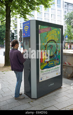 Bluespot gratis WiFi Öffentlichkeitsarbeit eingebaut, um eine elektronische Werbung Wandboard Düsseldorf Stockfoto