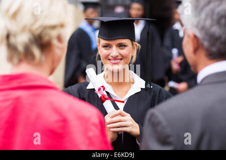 mittleren gealterten paar Tochter Universität Abschlussfeier teilnehmen Stockfoto