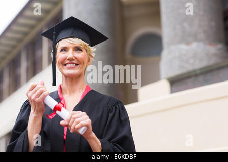 schöne senior Diplom Holding Zertifikat vor Universitätsgebäude Stockfoto