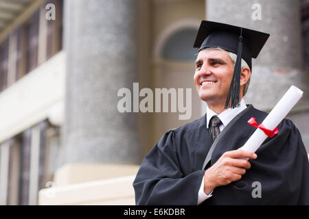 gut aussehend, Mitte Alter Universität Diplom vor Schulgebäude stehen Stockfoto