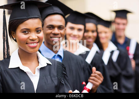 Gruppe von multikulturellen Universität Absolventen stehen in einer Reihe Stockfoto