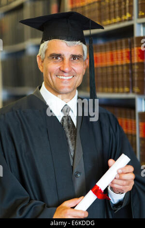 fröhlich Mitte Alter männlicher Gesetz School Absolvent mit Diplom Stockfoto