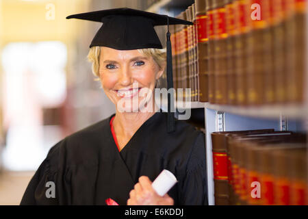 elegante mittleren gealterten weiblichen Gesetz School Absolvent in Bibliothek Stockfoto