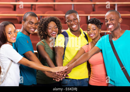 Gruppe von fröhlichen afrikanischen Studenten Hände Zusammenstellung Stockfoto