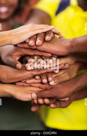 Gruppe der afrikanischen Studenten Hände zusammen closeup Stockfoto