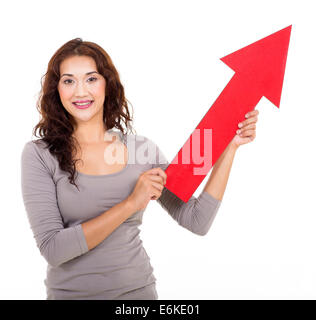 attraktive junge Dame mit nach oben zeigender Richtungspfeil Stockfoto