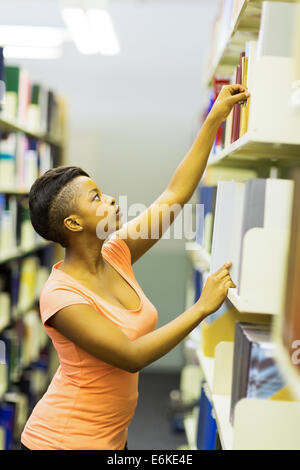 junge afrikanische Studentin ein Buch lesen in der Bibliothek Stockfoto