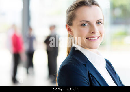 hübsche junge Geschäftsfrau im modernen Büro Stockfoto