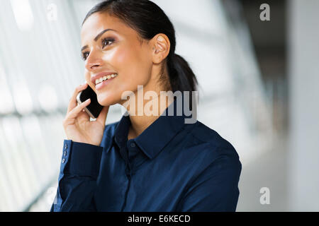 schöne Büroarbeiter reden über Handy Stockfoto