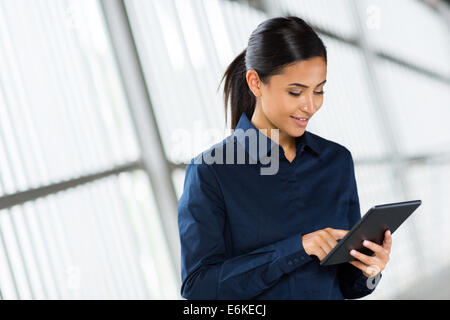 junge attraktive Geschäftsfrau mit Tablet-PC Stockfoto