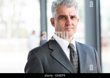 Porträt von Ernst senior Geschäftsmann im Büro Nahaufnahme Stockfoto