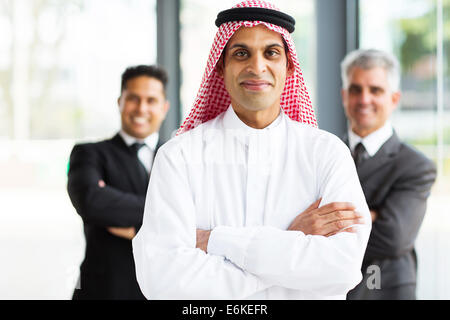 erfolgreicher arabischer Geschäftsmann in modernen Büros mit team Stockfoto