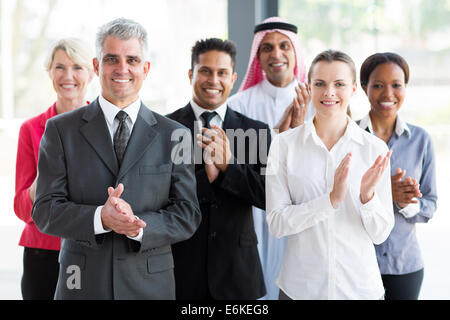 Gruppe von fröhlichen Geschäftsleute applaudieren Stockfoto