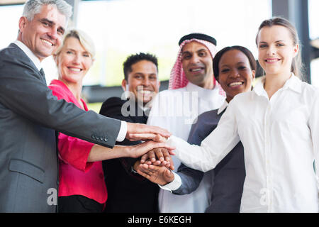 Nahaufnahme eines multiethnischen Business-Team setzen ihre Hände zusammen, Fokus auf Händen Stockfoto