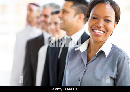 schöne junge afrikanische Geschäftsfrau mit Business-team Stockfoto