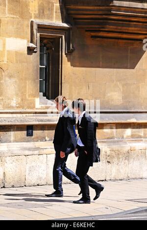 Schüler zu Fuß entlang der High Street tragen akademischen Kleid, Oxford, Oxfordshire, England, UK, Westeuropa. Stockfoto