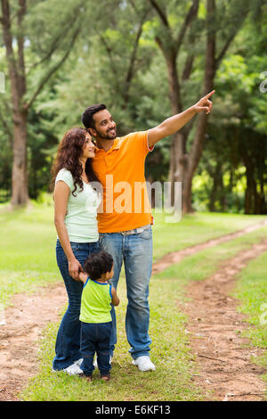 junge indische Familie entspannen im Freien im Wald Stockfoto