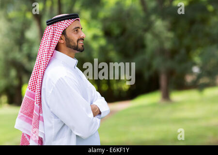 niedliche arabischer Mann mit verschränkten Armen wegschauen Stockfoto