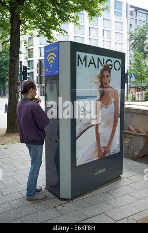 Bluespot gratis WiFi Öffentlichkeitsarbeit eingebaut, um eine elektronische Werbung Wandboard Düsseldorf Stockfoto